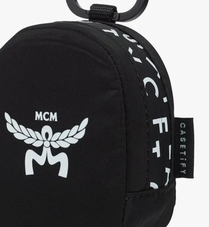 Breloque pochette pour AirPods MCM x Casetify