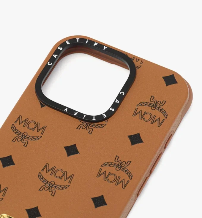 Coque iPhone 16 Pro MCM X Casetify en laiton Bioveg Coque iPhone 16 Pro MCM X Casetify en laiton Bioveg
