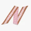 Petit foulard imprimé monogramme en soie biologique Petit foulard imprimé monogramme en soie biologique