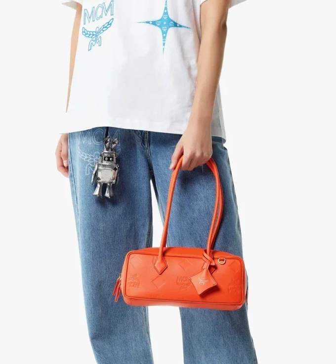 Sac à bandoulière Aren East West en cuir Maxi Monogram Sac à bandoulière Aren East West en cuir Maxi Monogram