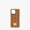 Étui pour iPhone 16 Pro Max MCM X Casetify en cuir vegan bio avec plaque en laiton Étui pour iPhone 16 Pro Max MCM X Casetify en cuir vegan bio avec plaque en laiton
