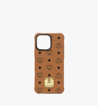 Étui pour iPhone 16 Pro Max MCM X Casetify en cuir vegan bio avec plaque en laiton