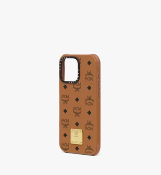 Étui pour iPhone 16 Pro Max MCM X Casetify en cuir vegan bio avec plaque en laiton