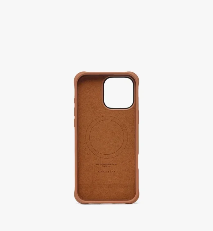 Étui pour iPhone 16 Pro Max MCM X Casetify en cuir vegan bio avec plaque en laiton Étui pour iPhone 16 Pro Max MCM X Casetify en cuir vegan bio avec plaque en laiton