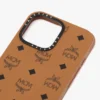 Étui pour iPhone 16 Pro Max MCM X Casetify en cuir vegan bio avec plaque en laiton Étui pour iPhone 16 Pro Max MCM X Casetify en cuir vegan bio avec plaque en laiton