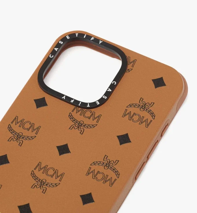 Étui pour iPhone 16 Pro Max MCM X Casetify en cuir vegan bio avec plaque en laiton Étui pour iPhone 16 Pro Max MCM X Casetify en cuir vegan bio avec plaque en laiton