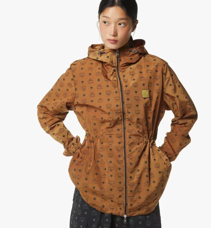 Veste coupe-vent à capuche en nylon recyclé avec imprimé Monogram Veste coupe-vent à capuche en nylon recyclé avec imprimé Monogram